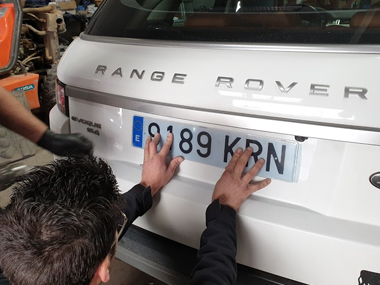 ITV technicians inspect new air suspension on Peugeot 3008 Inspectors check suspension on Peugeot 3008